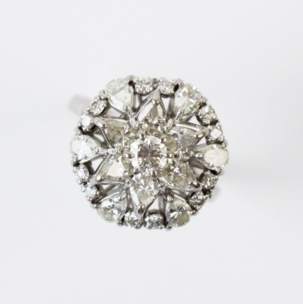 A diamond floral cluster ring, comprising a central round brilliant cut diamond with a surround of - Bild 4 aus 4