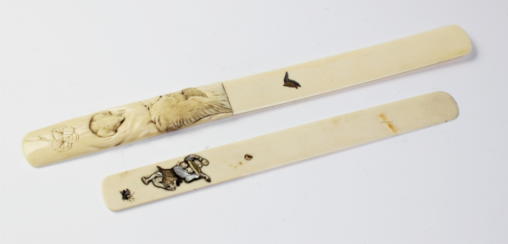 A Japanese ivory shibayama page turner, Meiji period (1868 - 1912), 28cm long, and a further similar - Bild 3 aus 3