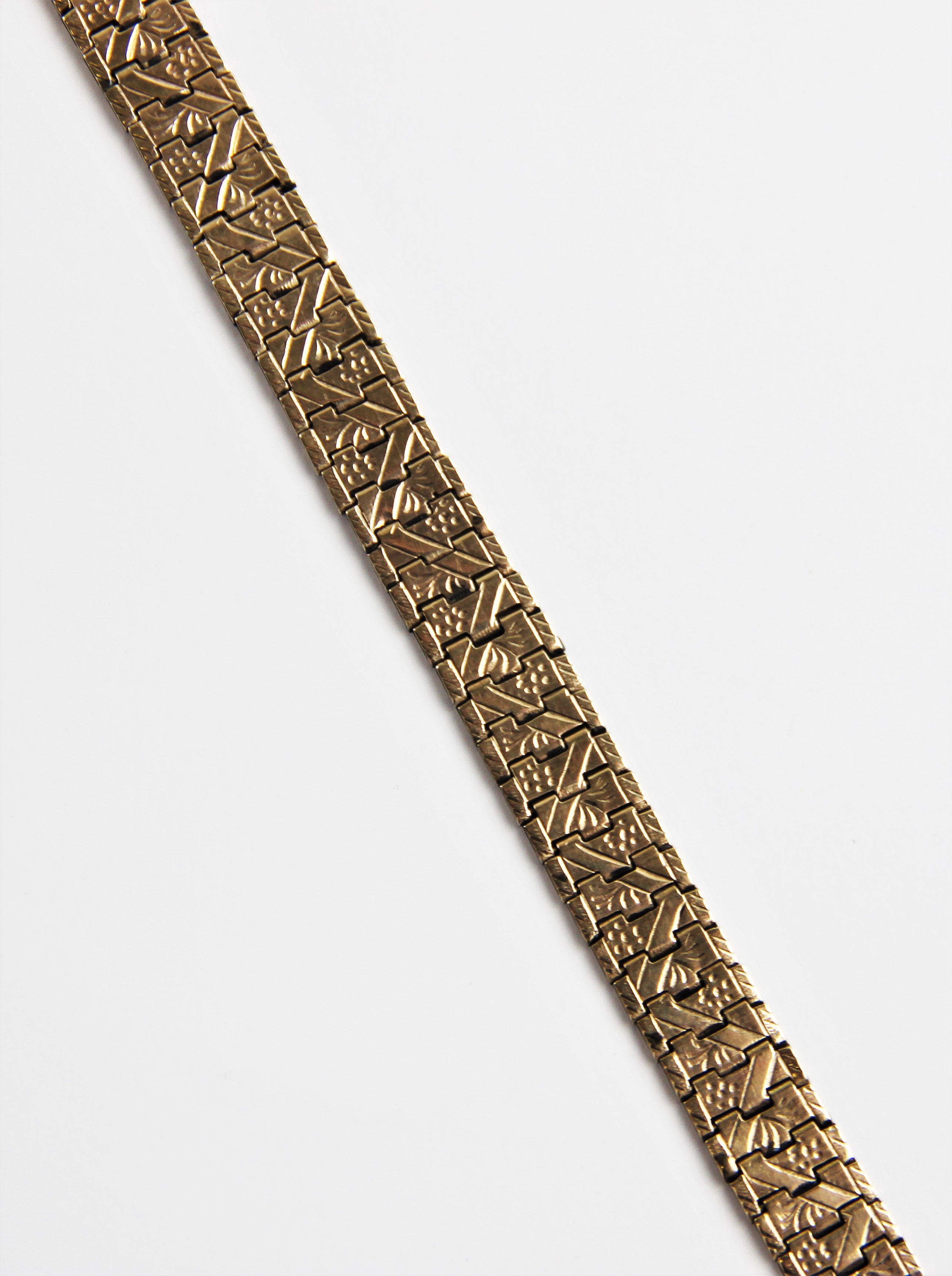 A yellow metal bracelet by Smith & Pepper, comprising inter-locking panels with bright-cut - Bild 2 aus 2