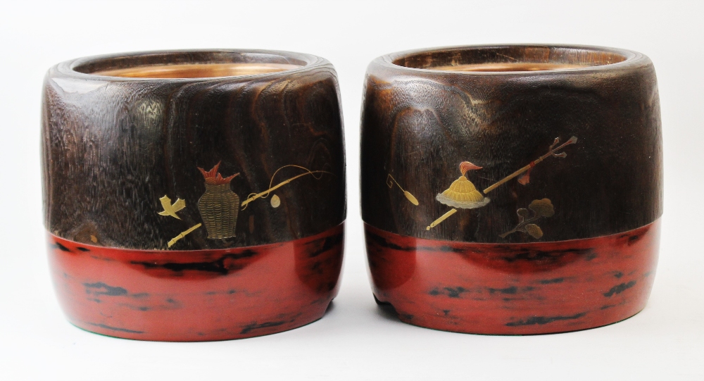 A pair of Japanese lacquer hibachi, 20th century, each of cylindrical form decorated with - Bild 2 aus 2