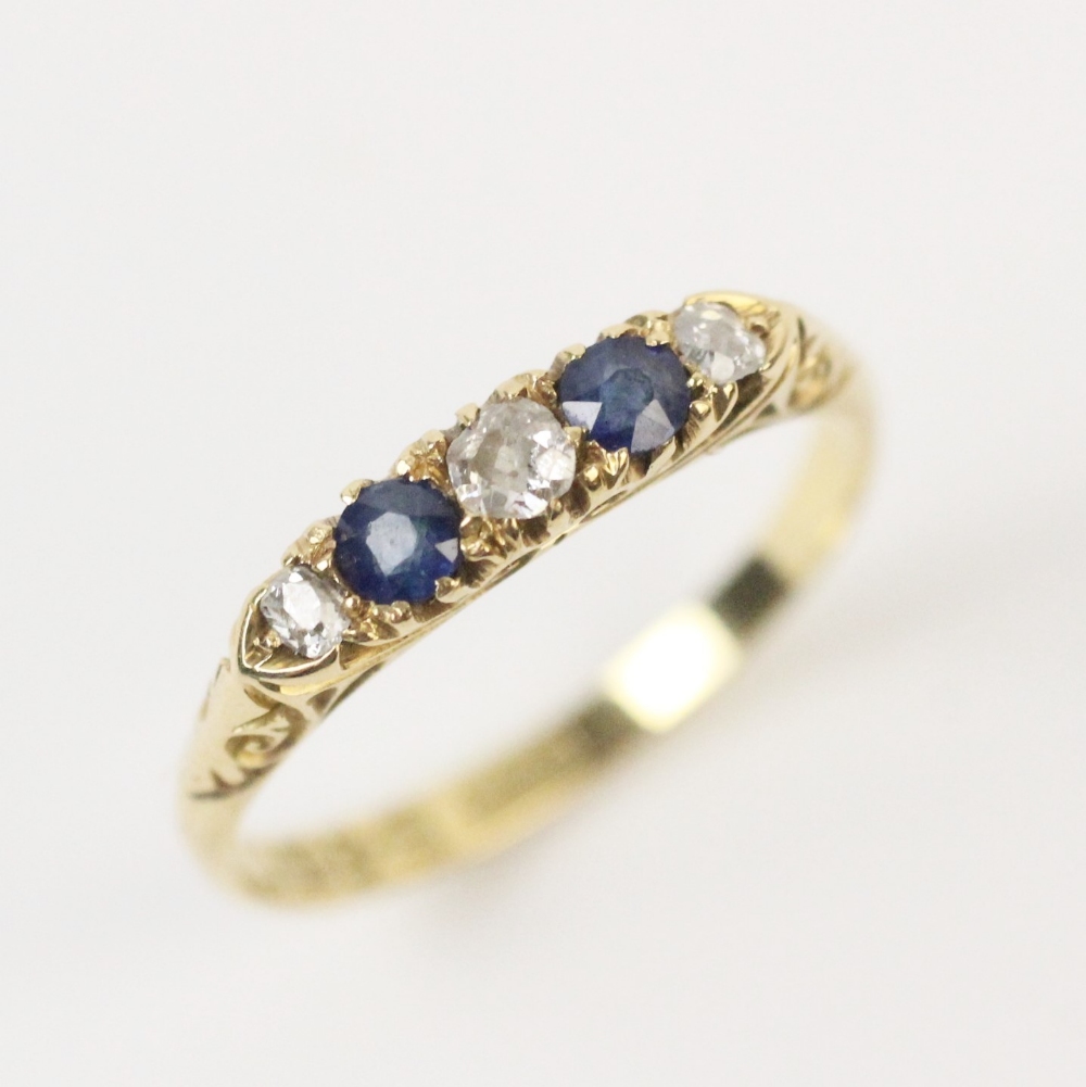 An Edwardian diamond and sapphire 18ct yellow gold ring, comprising three round old cut diamonds - Bild 3 aus 4