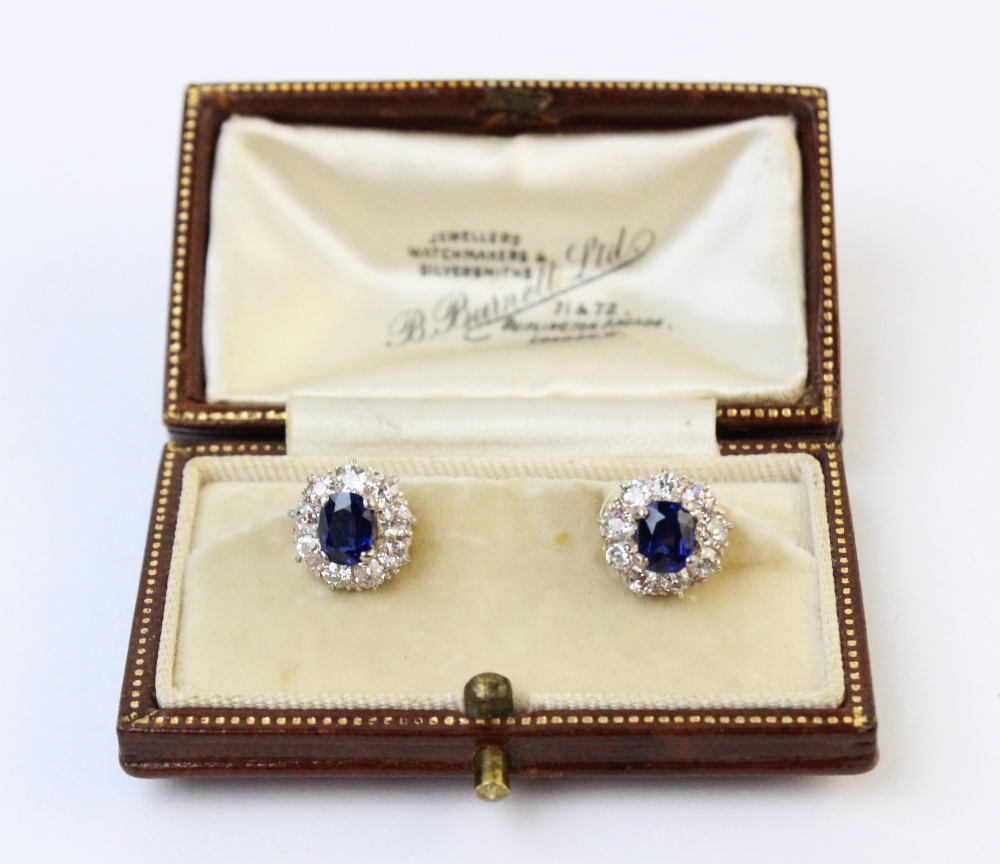 A pair of Edwardian sapphire and diamond cluster earrings, each comprising a cushion cut untreated - Bild 2 aus 4