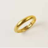 A 22ct gold wedding band, ring size O, weight 5.5gms