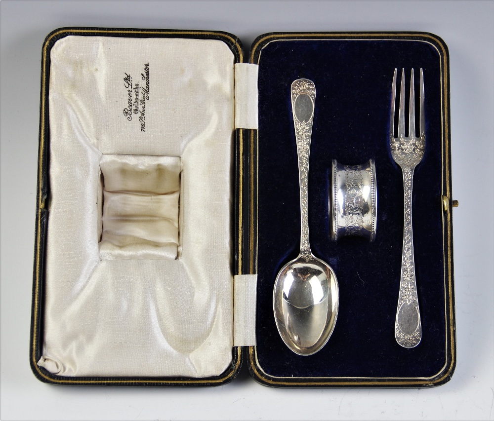 A Victorian silver christening set, comprising a spoon and fork by William Hutton & Sons, London - Bild 3 aus 4