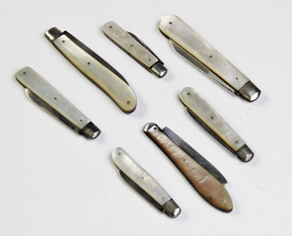 Seven Victorian and later silver bladed folding fruit knives, each with mother of pearl handles, the - Image 2 of 2