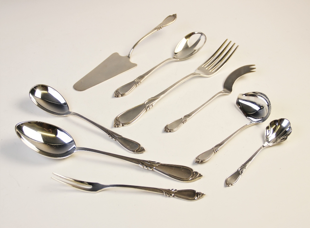 A sterling silver cutlery set, comprising serving spoon, 26cm long, cake slice, 23.5cm long, carving