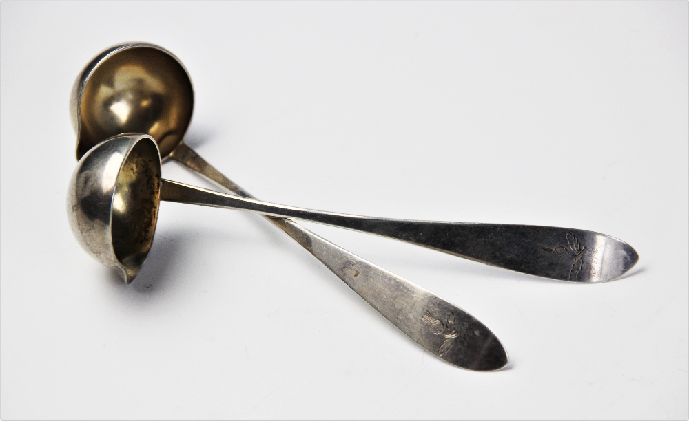 A pair of 19th century continental silver cream ladles, the handles engraved with thistles, - Bild 2 aus 4