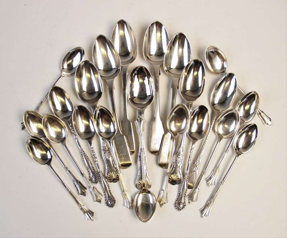 Nine Edwardian silver teaspoons by Walker & Hall, Sheffield 1909 of plain polished form with - Bild 2 aus 2