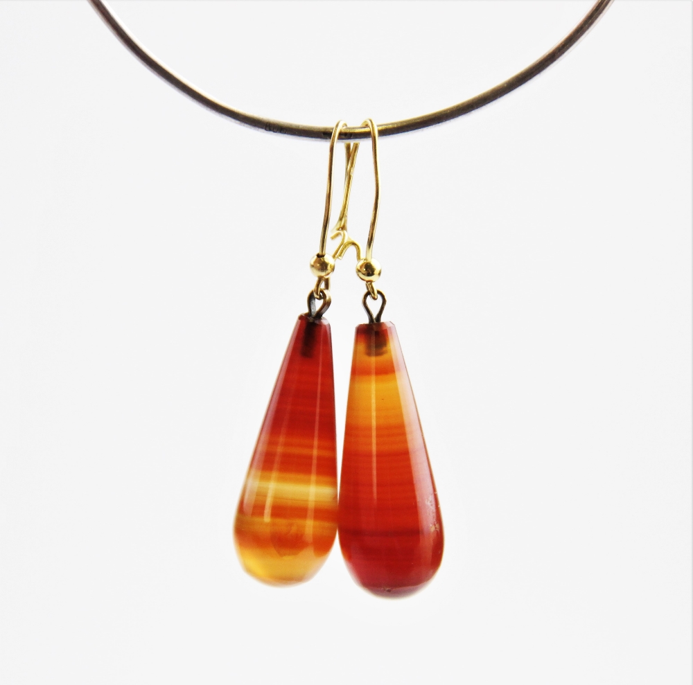 A pair of banded agate drop earrings, each comprising a polished tapering agate drop measuring - Image 3 of 3