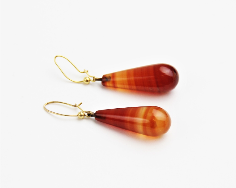 A pair of banded agate drop earrings, each comprising a polished tapering agate drop measuring - Image 2 of 3