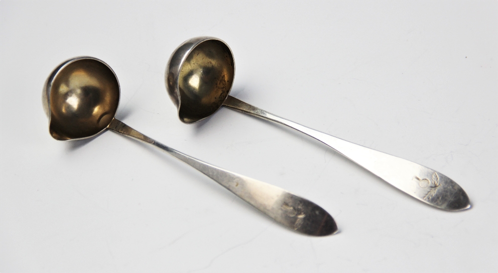 A pair of 19th century continental silver cream ladles, the handles engraved with thistles, - Bild 3 aus 4