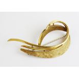 A 1960's 18ct gold abstract spray brooch, 4.8cm wide, with hinged pin and safety loop fastening to