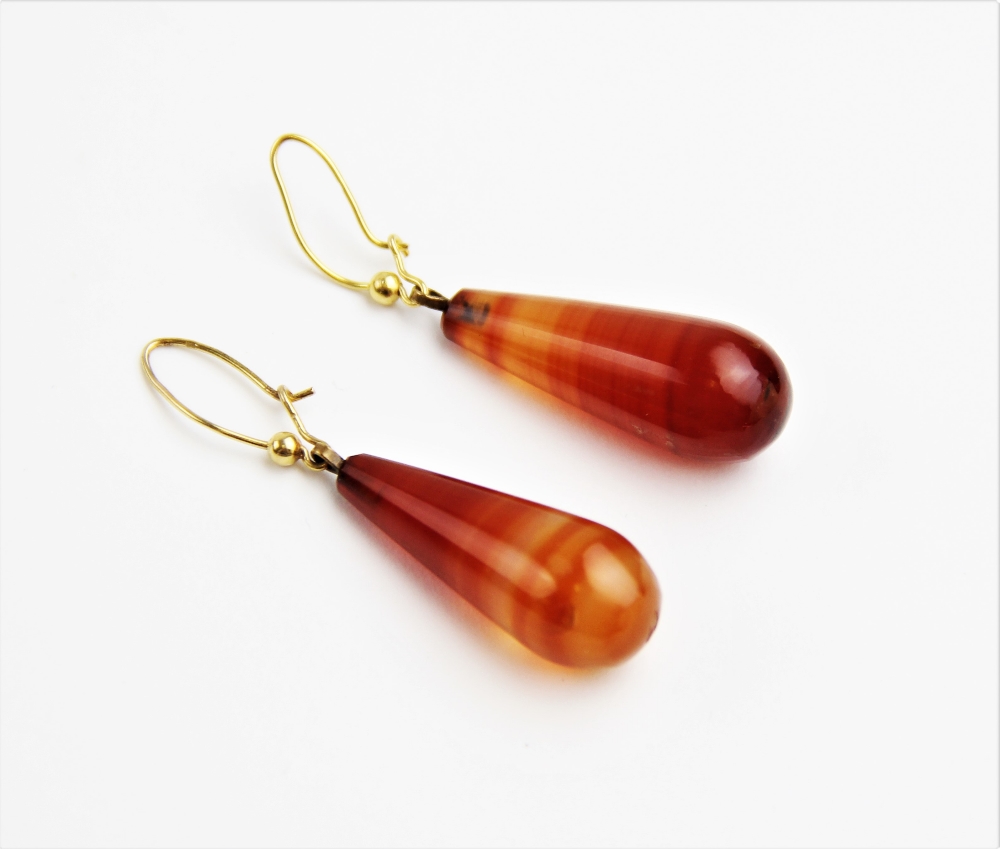 A pair of banded agate drop earrings, each comprising a polished tapering agate drop measuring