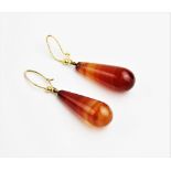 A pair of banded agate drop earrings, each comprising a polished tapering agate drop measuring