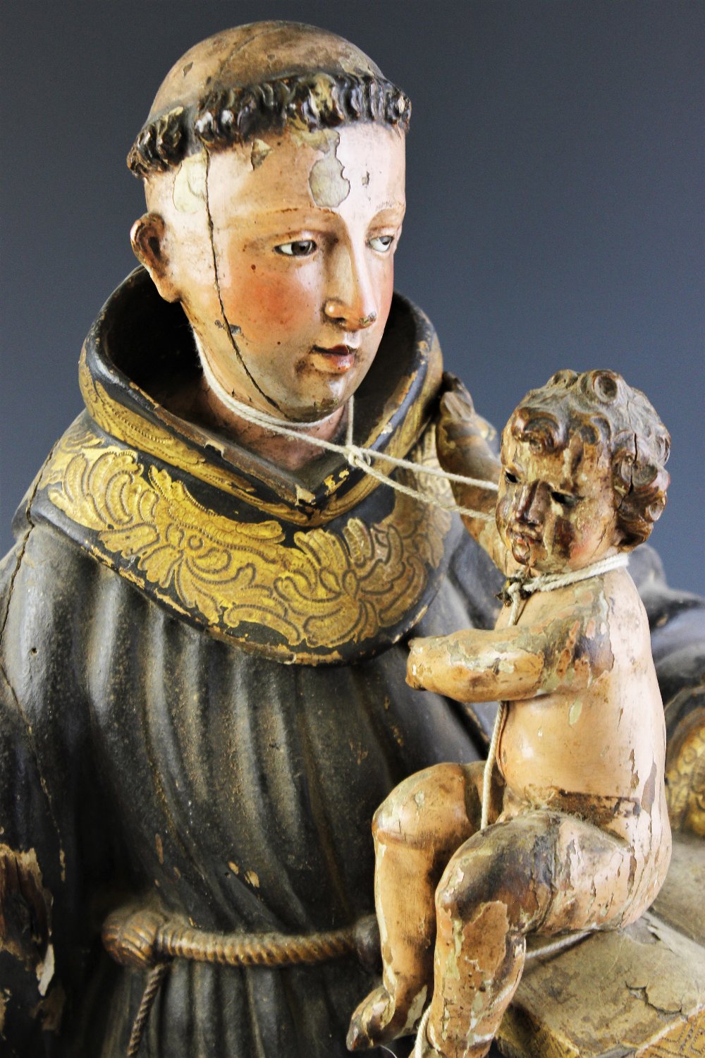 An Italian carved painted wood and gesso figural carving of St. Anthony of Padua and Infant - Bild 2 aus 3