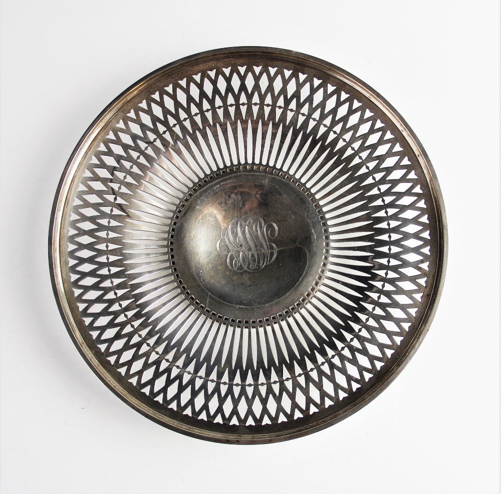A white metal dish, of circular form with pierced decoration border on pedestal foot, with - Bild 4 aus 4