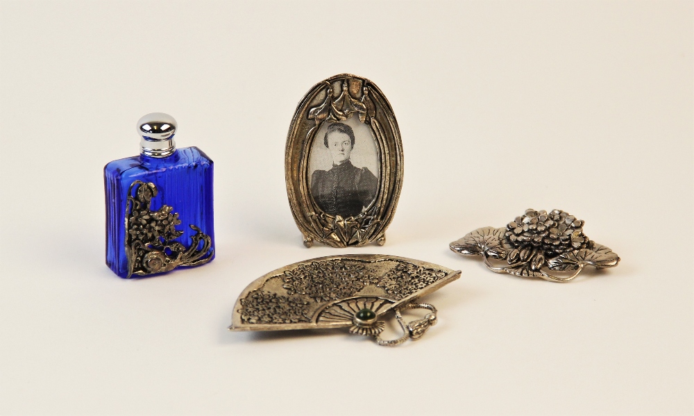 A selection of lady's silver jewellery and accessories, to include a silver jade set brooch in the - Image 2 of 5