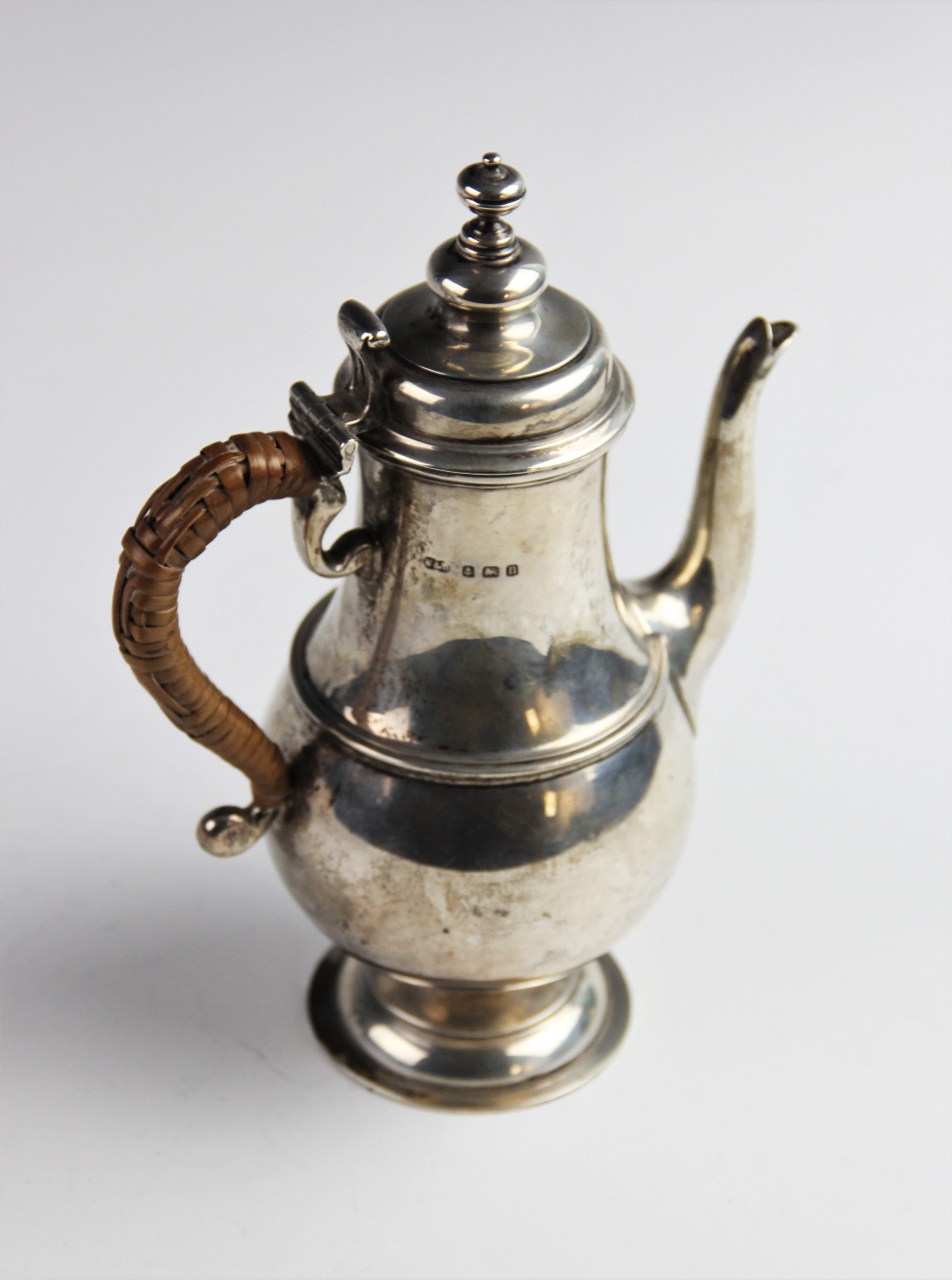 A George V silver coffee pot by Wilson & Sharp, Birmingham 1912, of baluster form on domed - Bild 2 aus 3