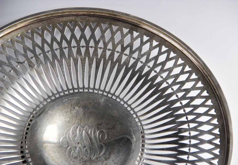 A white metal dish, of circular form with pierced decoration border on pedestal foot, with - Bild 2 aus 4