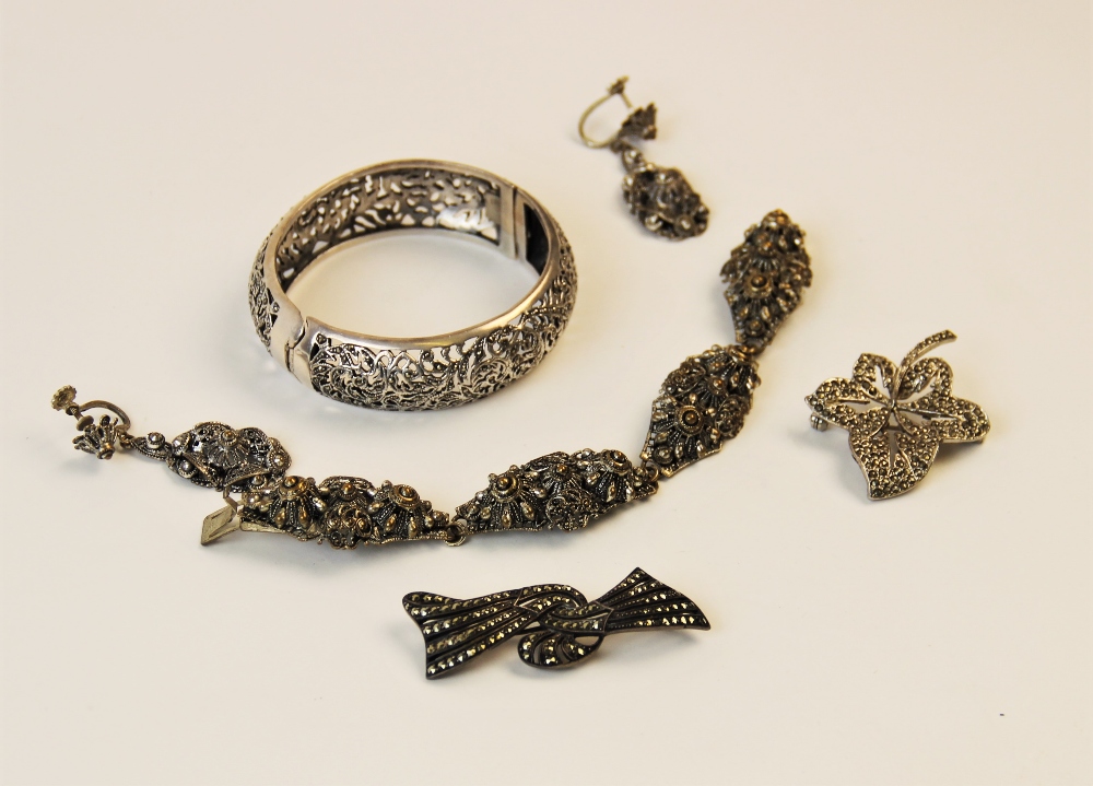 A selection of lady's silver jewellery and accessories, to include a silver jade set brooch in the - Image 5 of 5