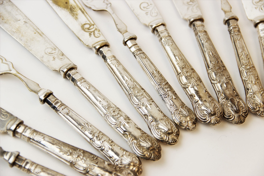 A set of six Queen's Pattern silver-handled forks by William Yates Ltd, Sheffield 1923, each 18. - Image 3 of 3