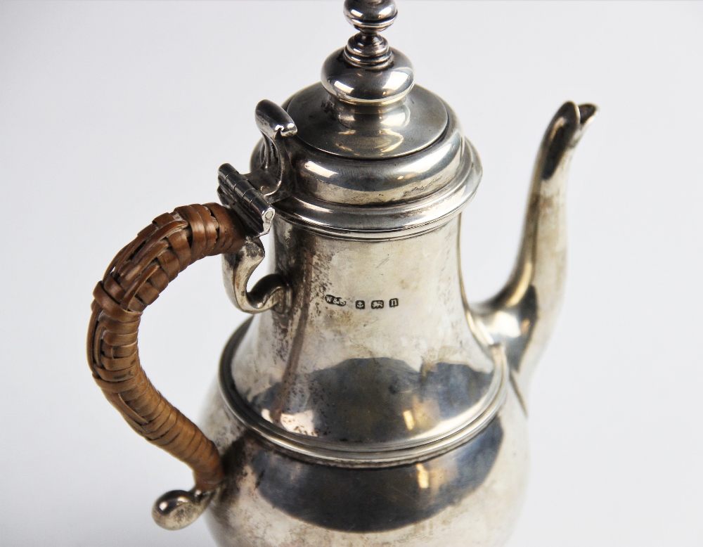 A George V silver coffee pot by Wilson & Sharp, Birmingham 1912, of baluster form on domed - Bild 3 aus 3