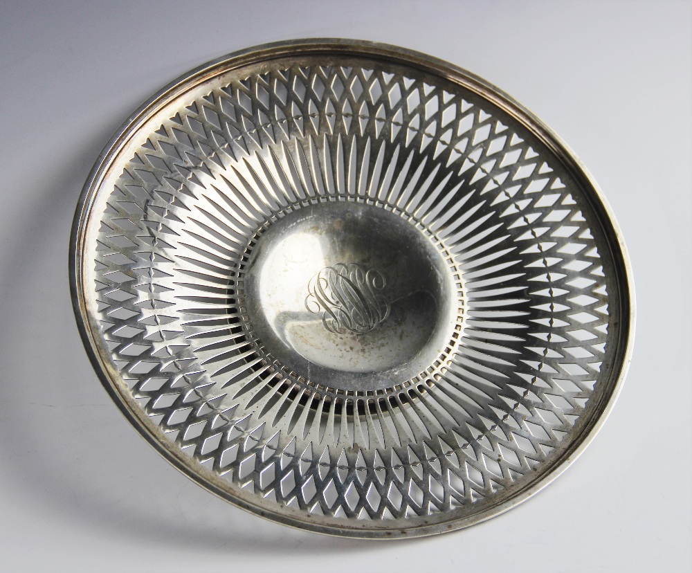 A white metal dish, of circular form with pierced decoration border on pedestal foot, with - Bild 3 aus 4