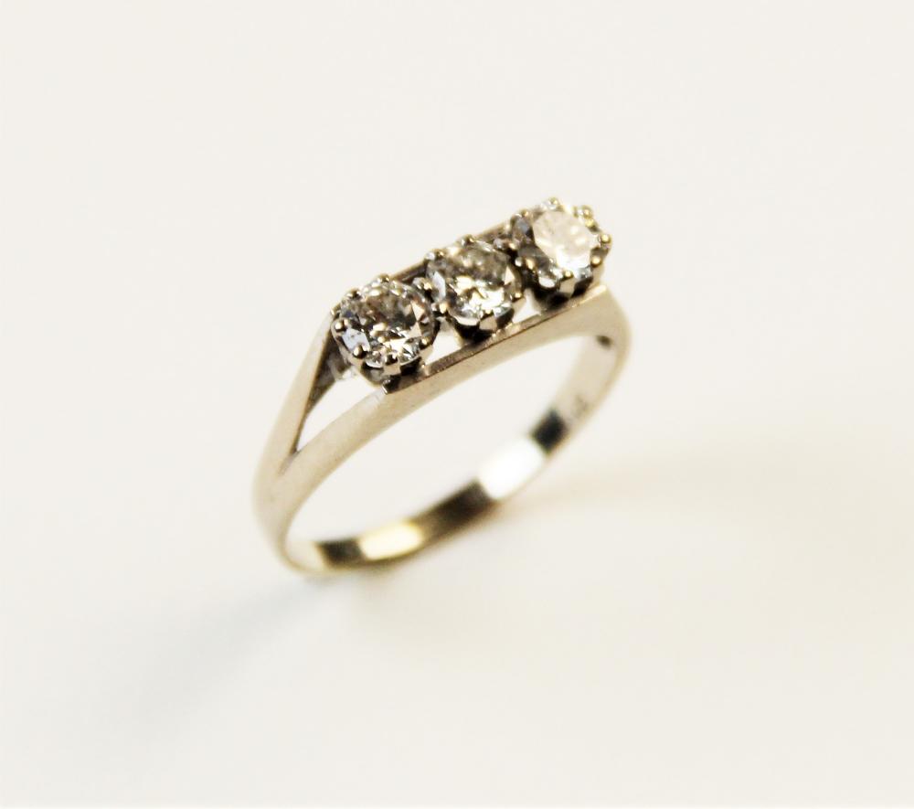 A diamond three-stone ring, each round brilliant cut diamond weighing approximately 0.25 carats, - Bild 2 aus 2