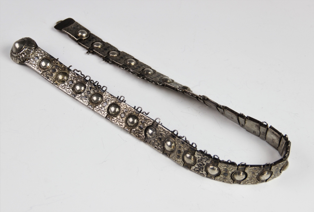 A late 19th century Russian silver belt, each link with embossed floral decoration with a circular - Bild 3 aus 5