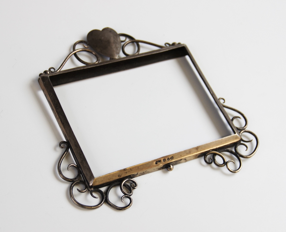 An Arts Crafts silver photograph frame, Birmingham 1897, the rectangular frame with heart shaped - Bild 2 aus 2