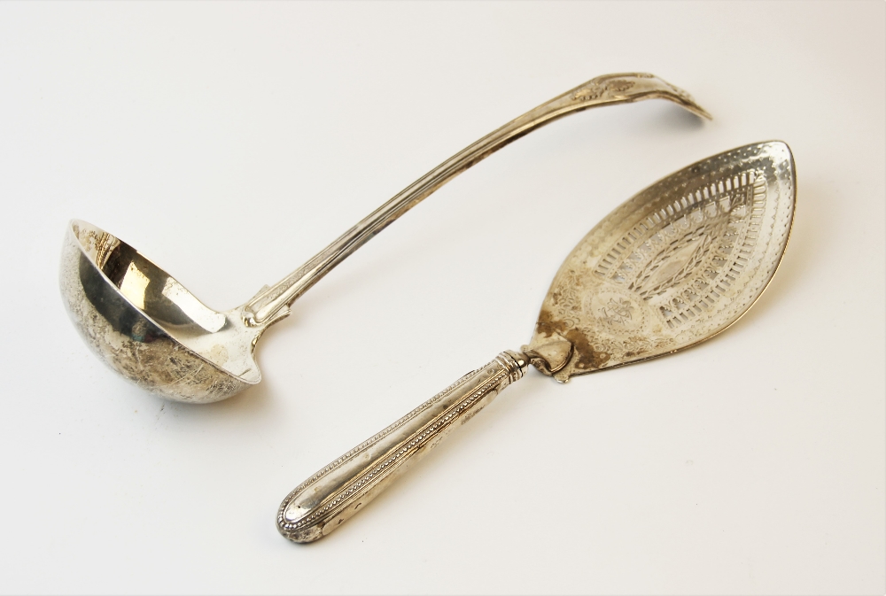 A silver King's pattern ladle by Josiah Williams & Co, London 1901, 32cm long, weight 11.2ozt, - Bild 2 aus 2