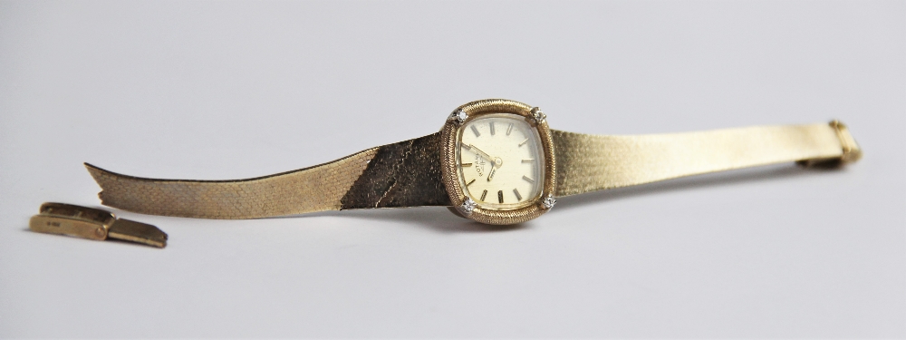 A lady's vintage 9ct gold Rotary wristwatch, the square gold toned dial with baton markers, set to a - Bild 2 aus 2