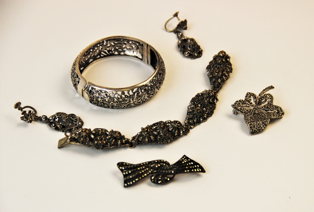 A selection of lady's silver jewellery and accessories, to include a silver jade set brooch in the - Image 4 of 5