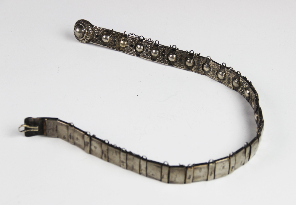 A late 19th century Russian silver belt, each link with embossed floral decoration with a circular - Bild 2 aus 5