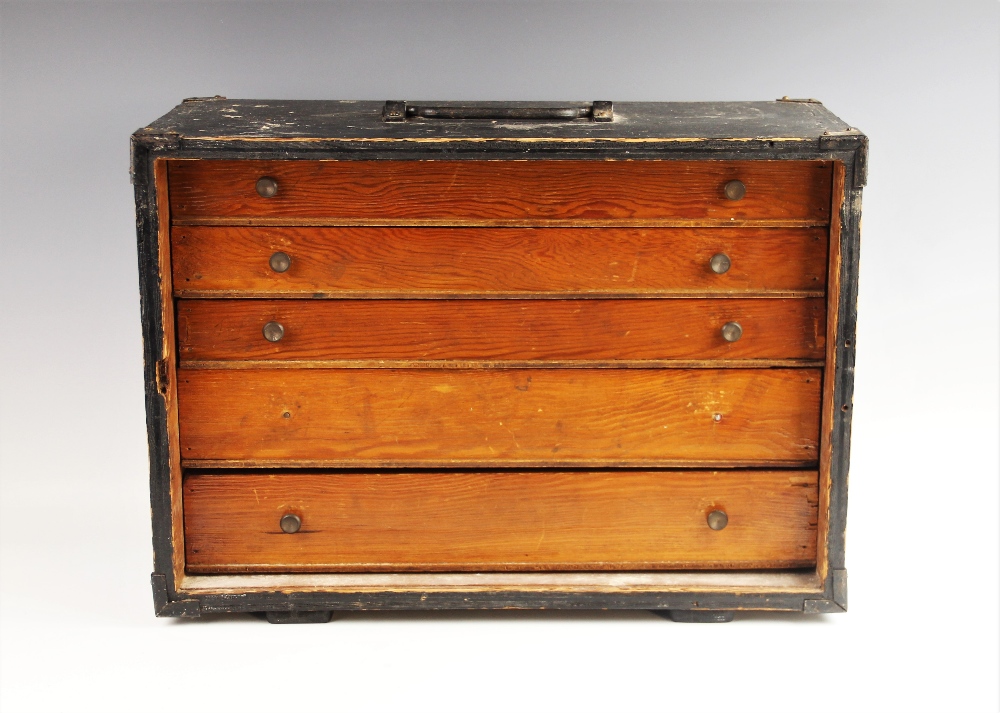 A collection of watch parts and effects, to a painted wooden five drawer specimen chest, to - Bild 3 aus 3