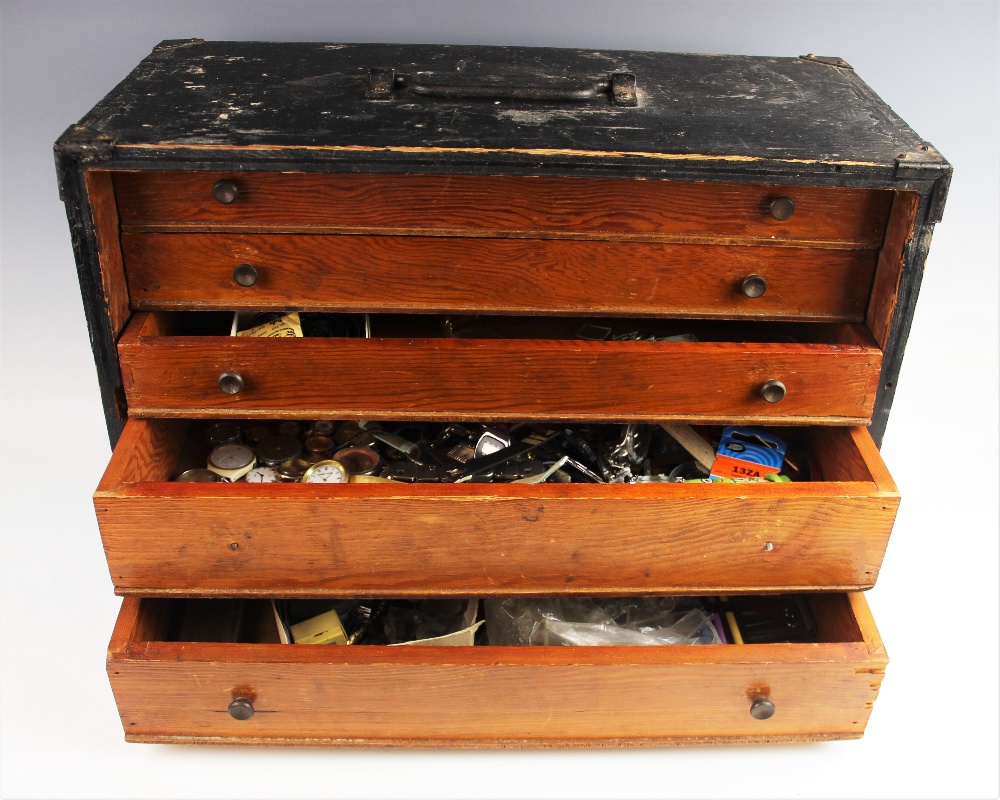 A collection of watch parts and effects, to a painted wooden five drawer specimen chest, to - Bild 2 aus 3