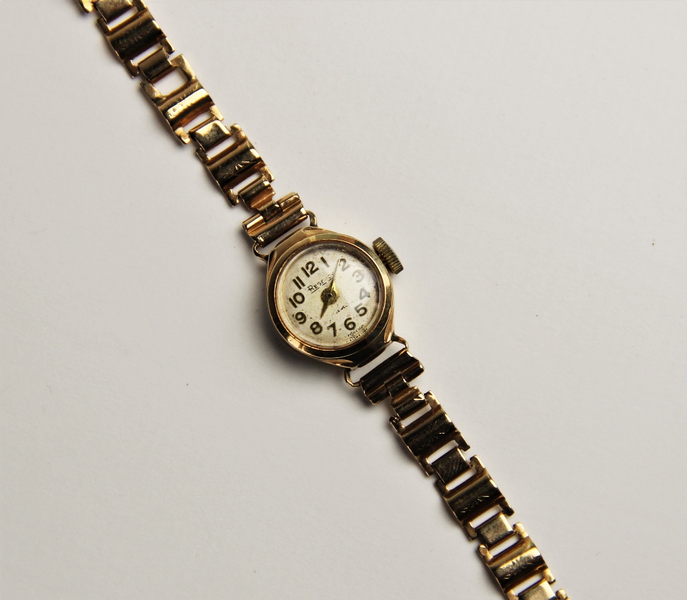 A vintage lady's 9ct Regency wristwatch, the round cream with with Arabic numerals, set to a round - Bild 2 aus 4