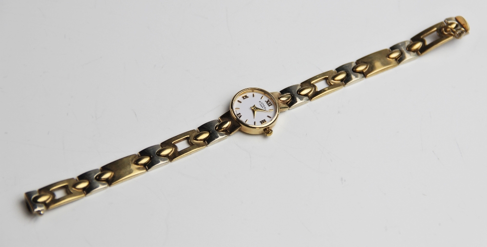 A lady's 9ct gold Rotary wristwatch, the round white dial with Roman numerals and baton markers, set - Bild 2 aus 2