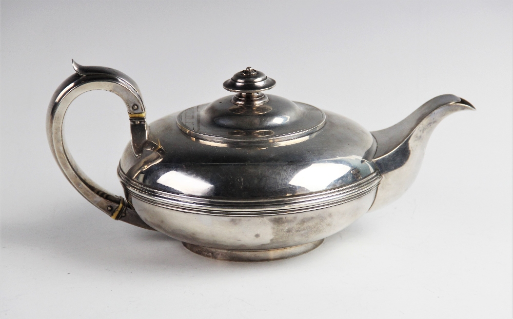 A George IV silver teapot by Rebecca Emes & Edward Barnard I, London 1828, of squat circular form - Bild 2 aus 2