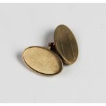 A single 9ct gold cufflink, of oval form with engine turned decoration, 20mm x 13mm, weight 6.8gms