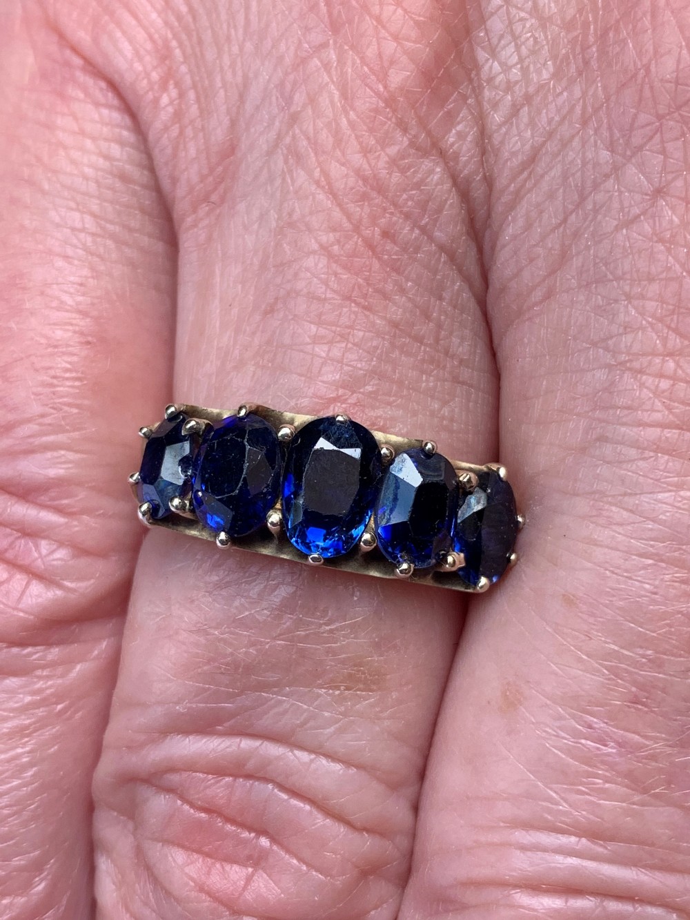 A five stone ring, the five, oval graduated sapphires (with total weight of approx 5.00ct) each - Image 2 of 2
