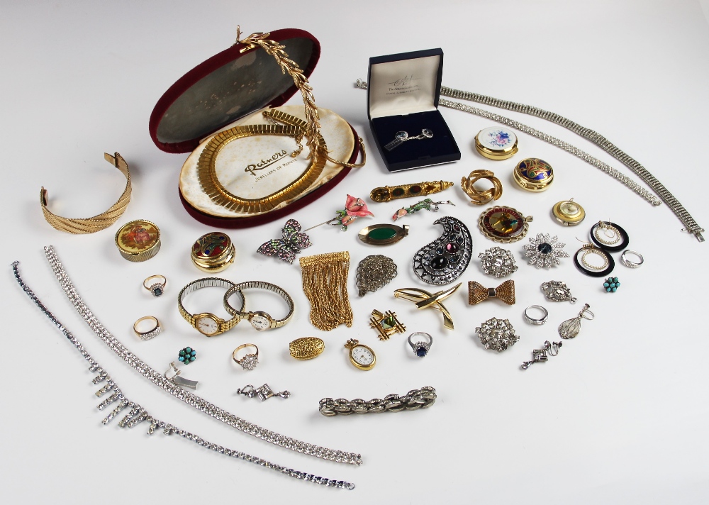 A large quantity of vintage and modern costume jewellery, to include dress rings, stud earrings, - Bild 2 aus 2