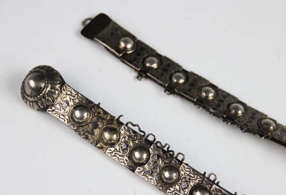 A late 19th century Russian silver belt, each link with embossed floral decoration with a circular - Bild 4 aus 5