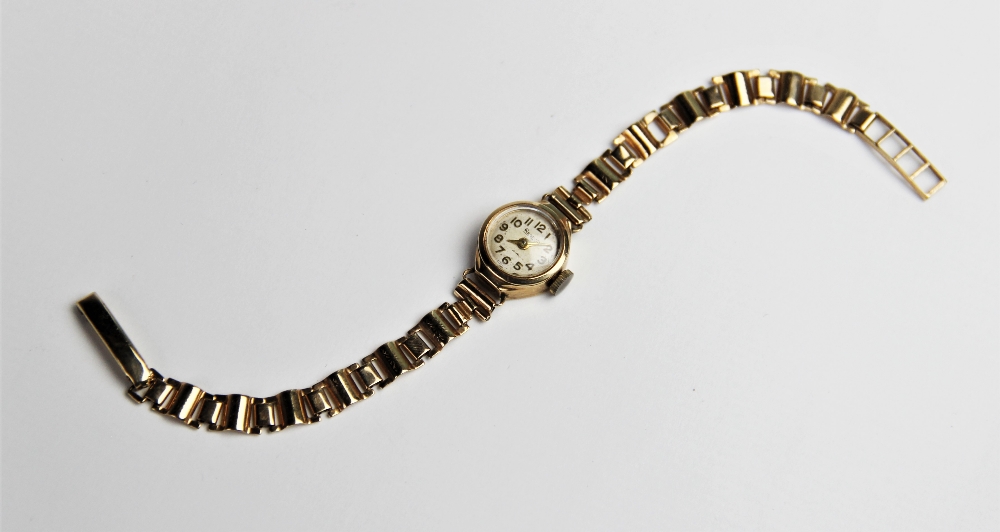 A vintage lady's 9ct Regency wristwatch, the round cream with with Arabic numerals, set to a round - Bild 4 aus 4