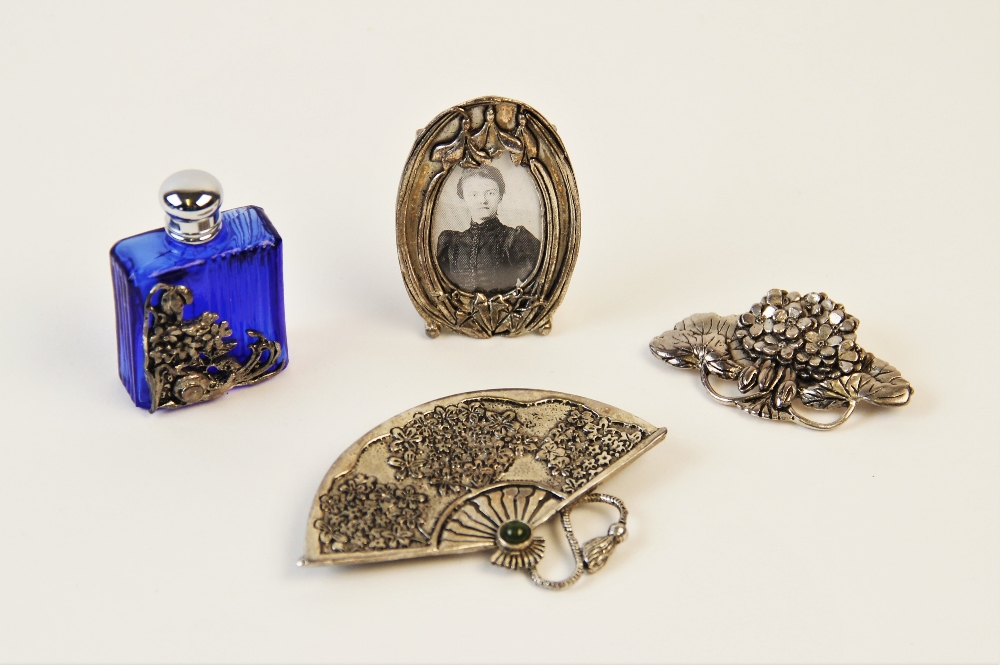 A selection of lady's silver jewellery and accessories, to include a silver jade set brooch in the