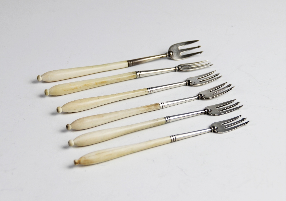 Six silver ivory handled pickle forks, four by Chawner & Co, London 1857, two by Elkington & Co, - Bild 2 aus 2