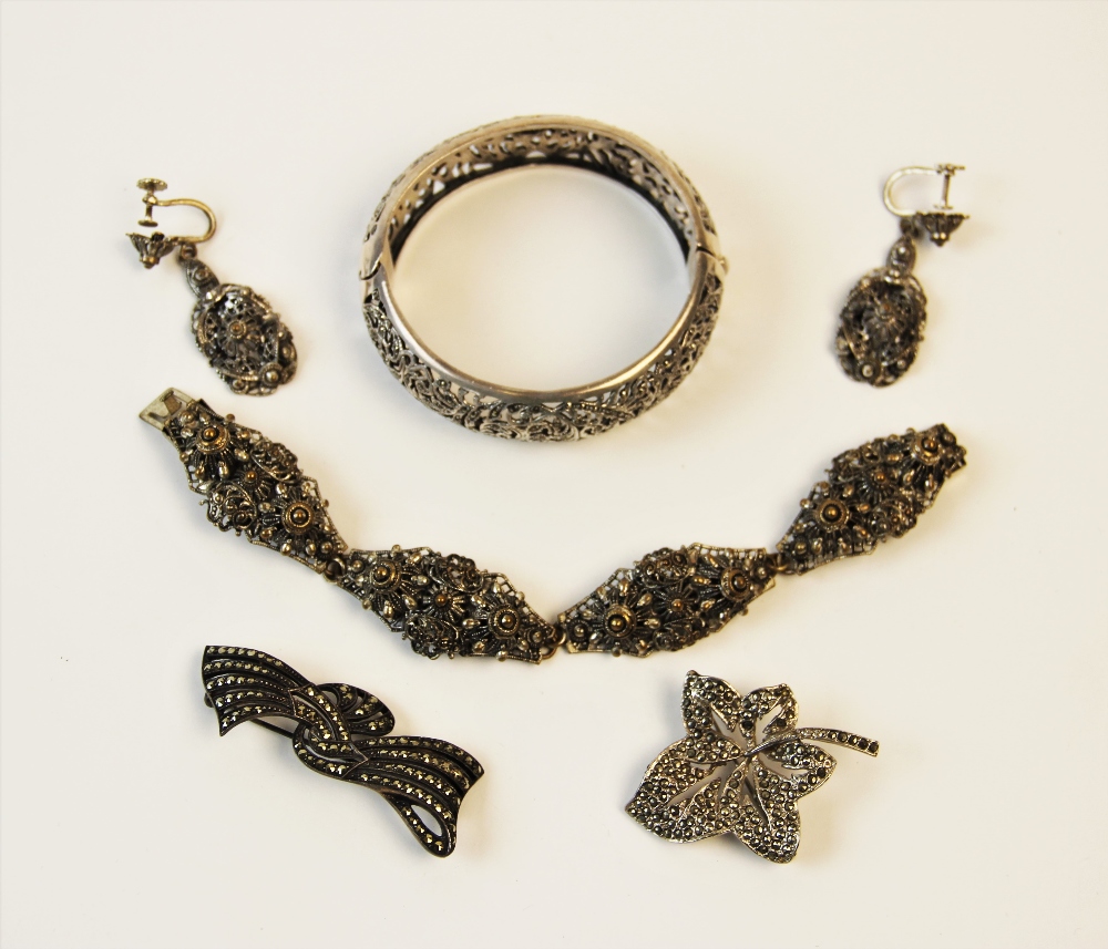 A selection of lady's silver jewellery and accessories, to include a silver jade set brooch in the - Image 3 of 5