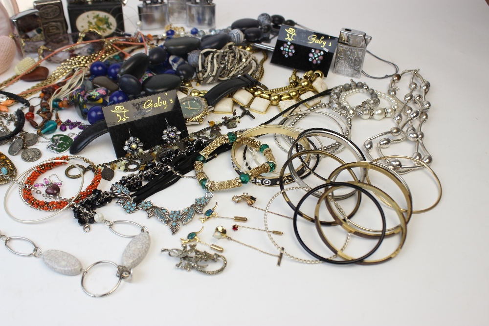 A large collection of vintage and modern costume jewellery, including beaded necklaces, chains, - Image 9 of 9