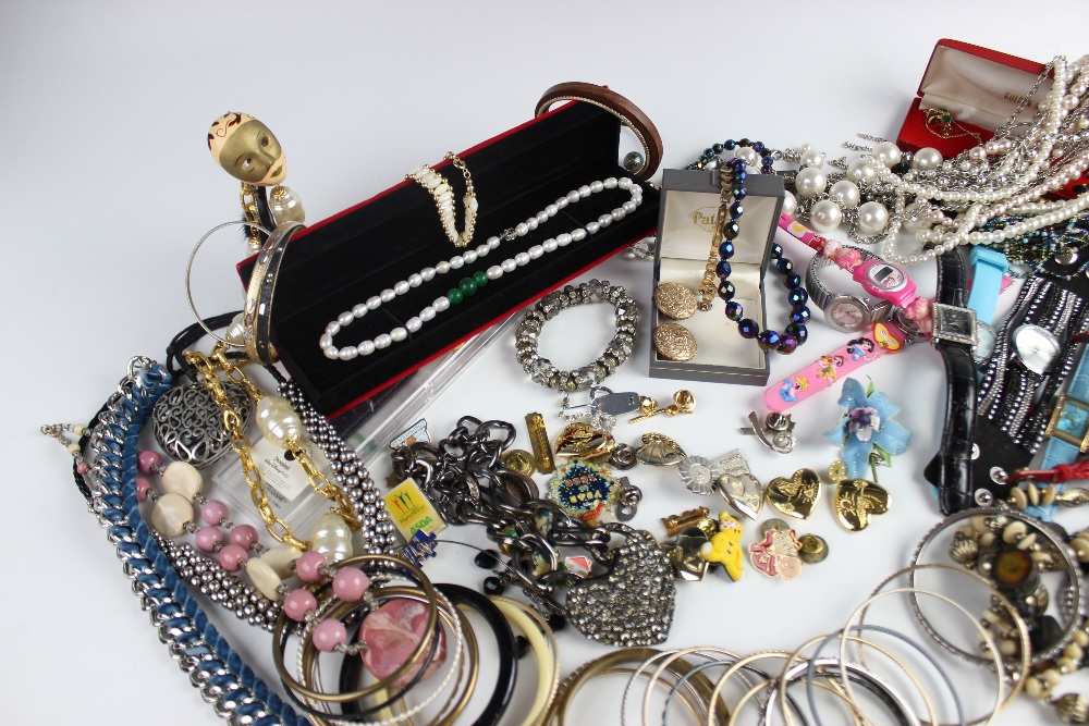 A large collection of vintage and modern costume jewellery, including beaded necklaces, chains, - Image 3 of 9