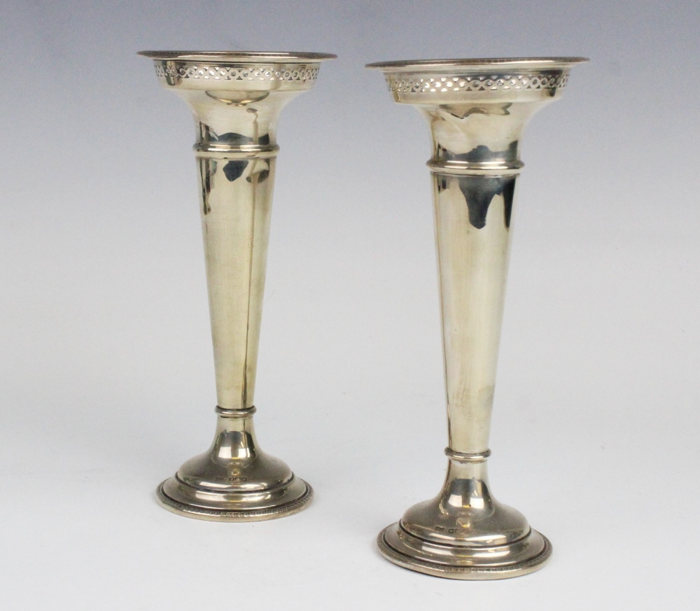 A pair of George V silver posy vases by Walker & Hall, Sheffield 1919, each of trumpet form with - Image 2 of 2